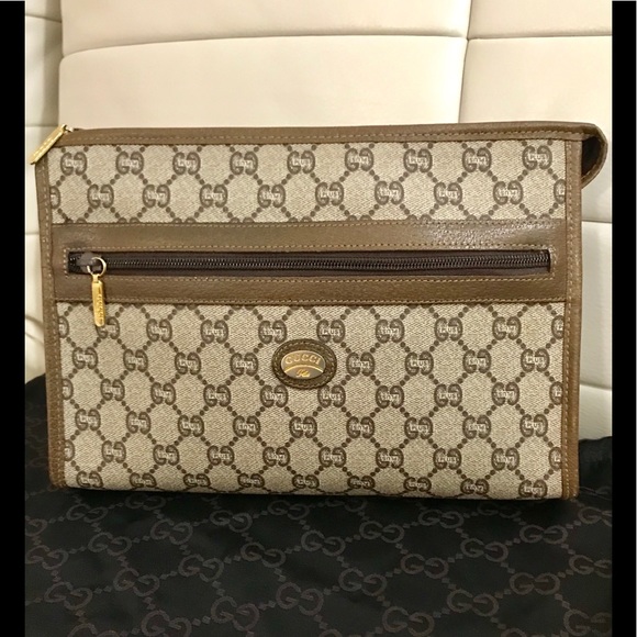 Gucci Handbags - 💯 Authentic Gucci Plus Large Clutch Purse 🌹